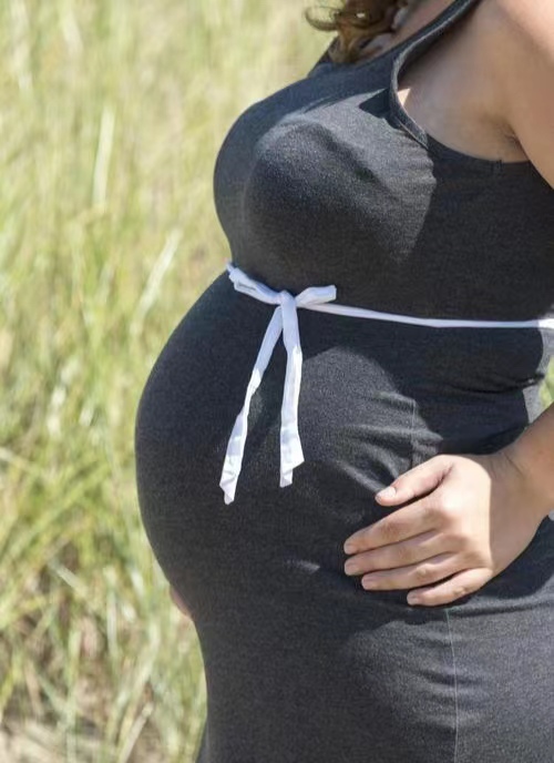 疑因婆婆怀孕女子被要求打胎，网友：太奇葩