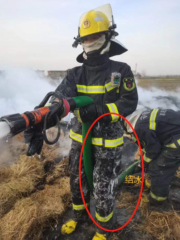 消防员零下20度救火衣服冻成冰雕，网友：感恩、心疼、致敬！