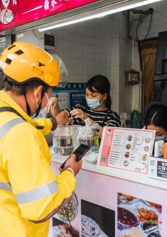 深圳带奶茶跑腿回港 一趟能赚数百元，网友：羡慕！