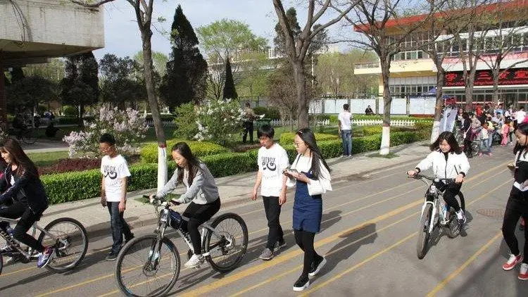 离谱！在大学里骑自行车还要被处分？